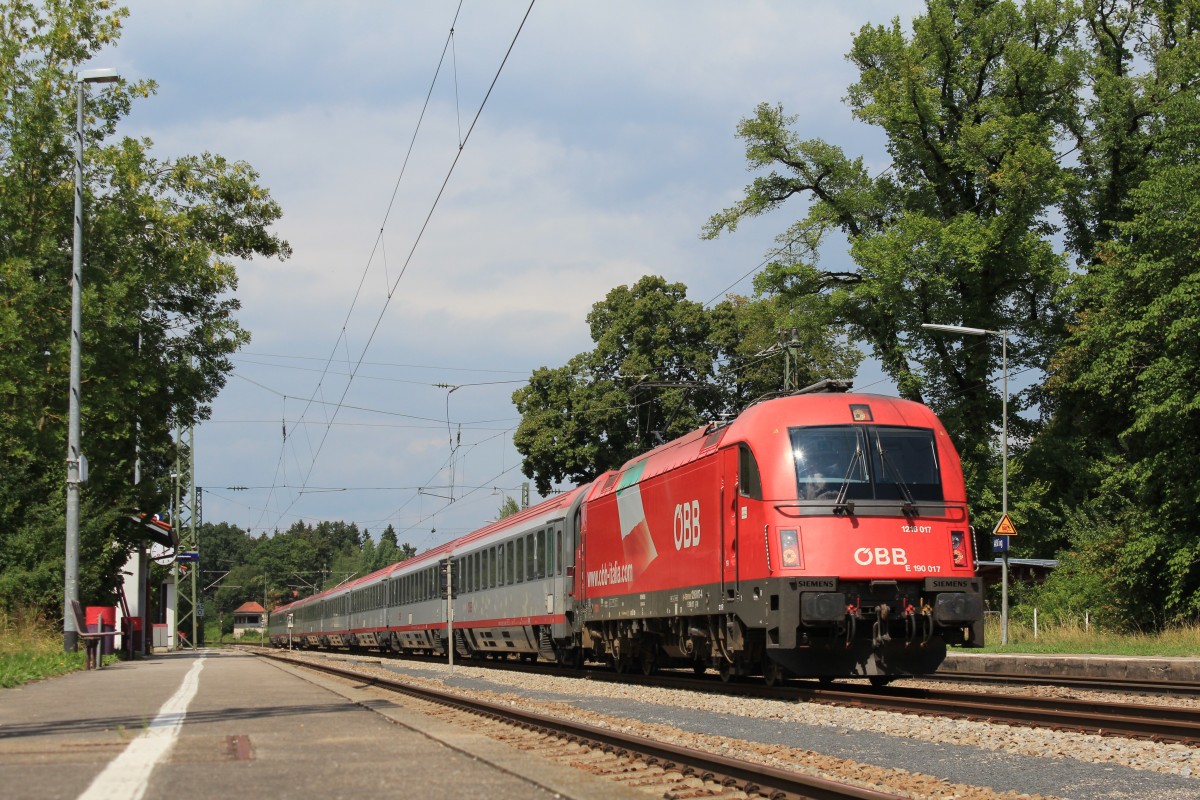 1216 017-4 am 14. August 2013 beim durchfahren des Bahnhofs von Assling.