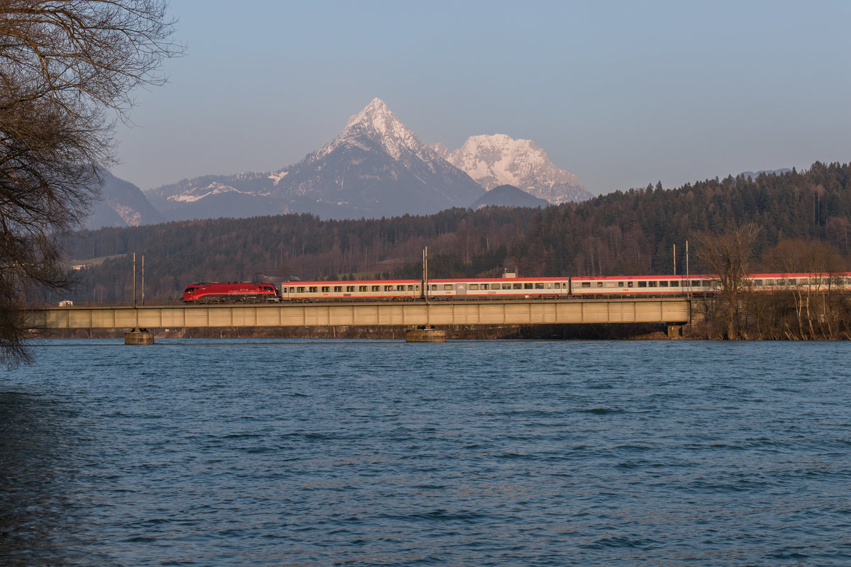 1216 018 in neuer  Railjet-Lackierung  am 19. M�rz 2016 auf der in Innbr�cke bei Langkampfen.