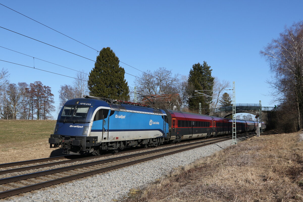 1216 233 mit einem  Railjet  am 13. Februar 2022 bei �bersee am Chiemsee.