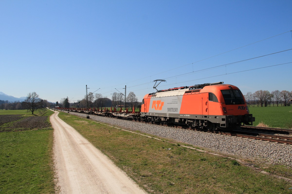 1216 902-7 ist am 29. M�rz 2013 bei �bersee am Chiemsee auf dem Weg nach Salzburg.