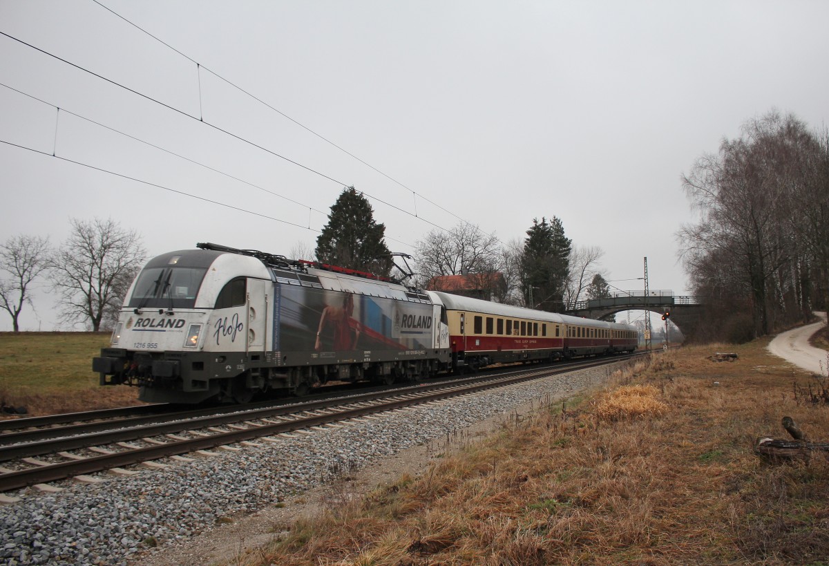 1219 955-5 mit dem  AKE-Rheingold  auf der R�ckfahrt von Salzburg am 2. Januar 2016 bei �bersee am Chiemsee.