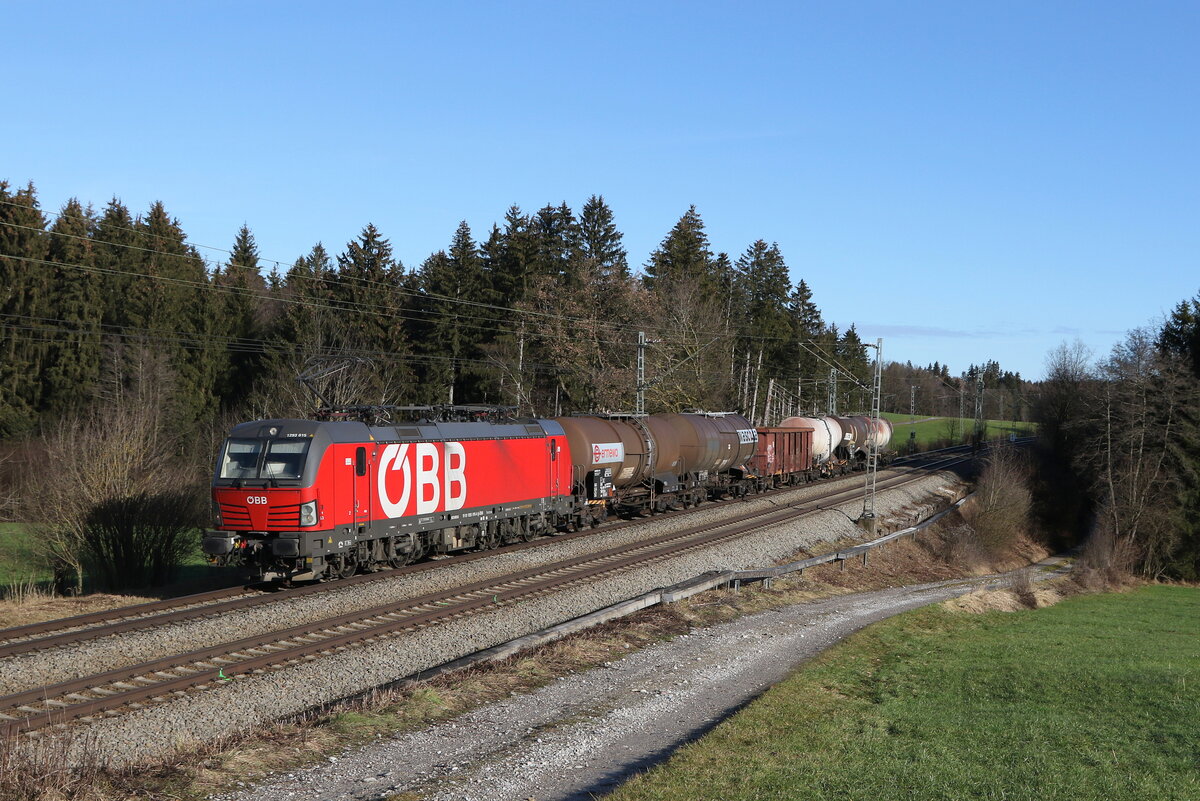 1293 015 mit einem gemischten G�terzug aus Salzburg kommend am 30. Dezember 2022 bei Grabenst�tt im Chiemgau.