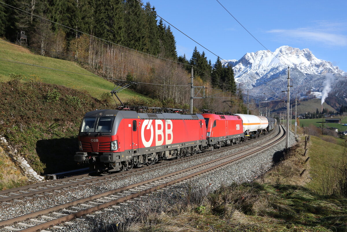 1293 033 und 1116 190 waren am 23. November 2023 mit einem gemischten G�terzug bei Pfaffenschwend in Richtung W�rgl unterwegs.