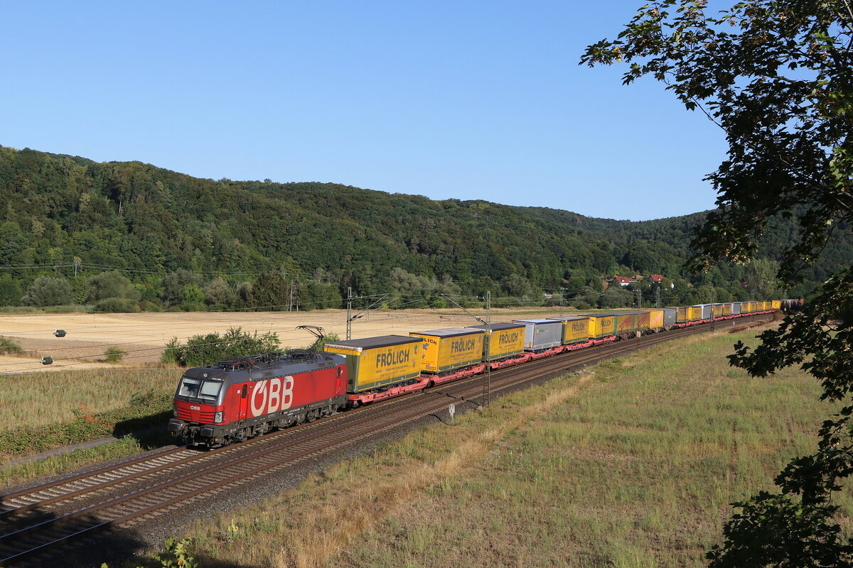 1293 035 mit dem  FR�LICH-KLV  am 6. August 2022 bei Harrbach im Maintal.