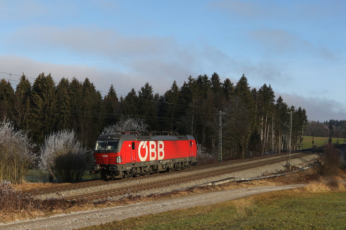 1293 043 auf dem Weg zum n�chsten Einsatz am 20. Dezember 2020 bei Grabenst�tt im Chiemgau.
