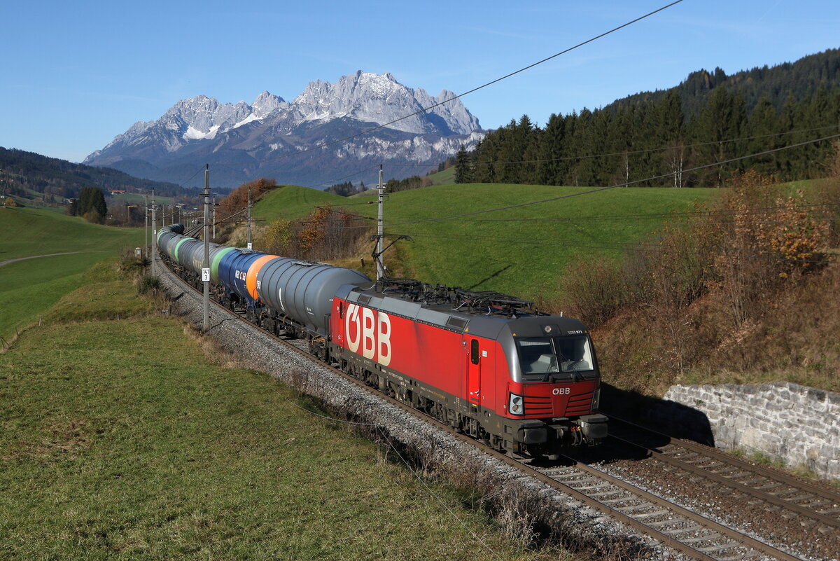 1293 071 mit einem Kesselwagenzug aus W�rgl kommend am 5. November 2025 bei Fieberbrunn.