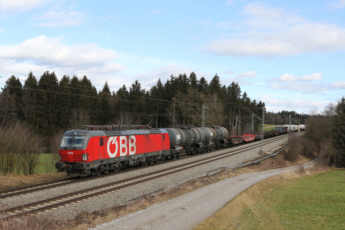 1293 192 mit einem  Mischer  aus Salzburg kommend am 4. Februar 2021 bei Grabenst�tt im Chiemgau.