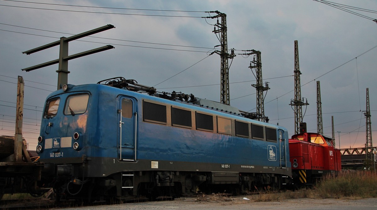 140 038 und eine WFL V60 mit einem Holzzug in Neubrandenburg abgestellt. (25.7.2013)