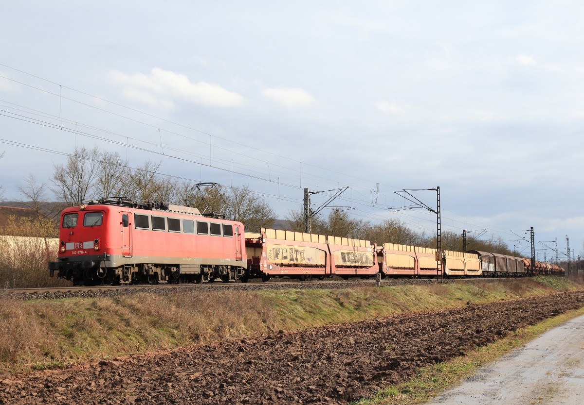 140 678-4 bef�rdert am 21. Februar 2014 einen gemischten G�terzug durch das Maintal.