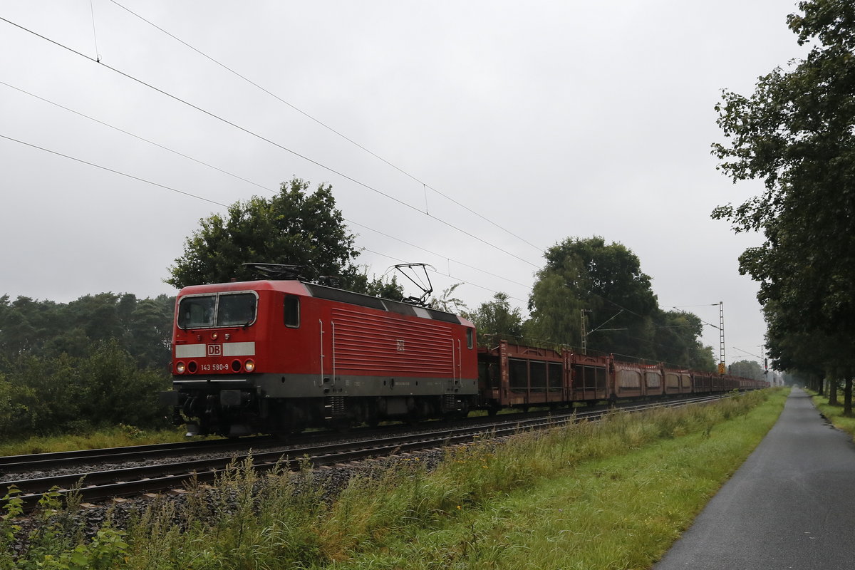 143 580-9 mit einem leeren Autozug am 11. August 2017 bei D�rverden.