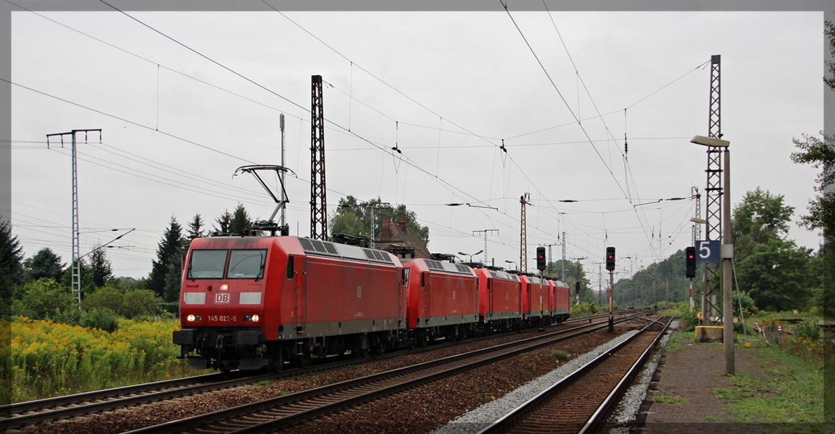 145 022 + 145 046 + 185 286 + 185 214 + 185 367 bei der Durchfahrt in Leipzig-Thekla am 19.08.2015