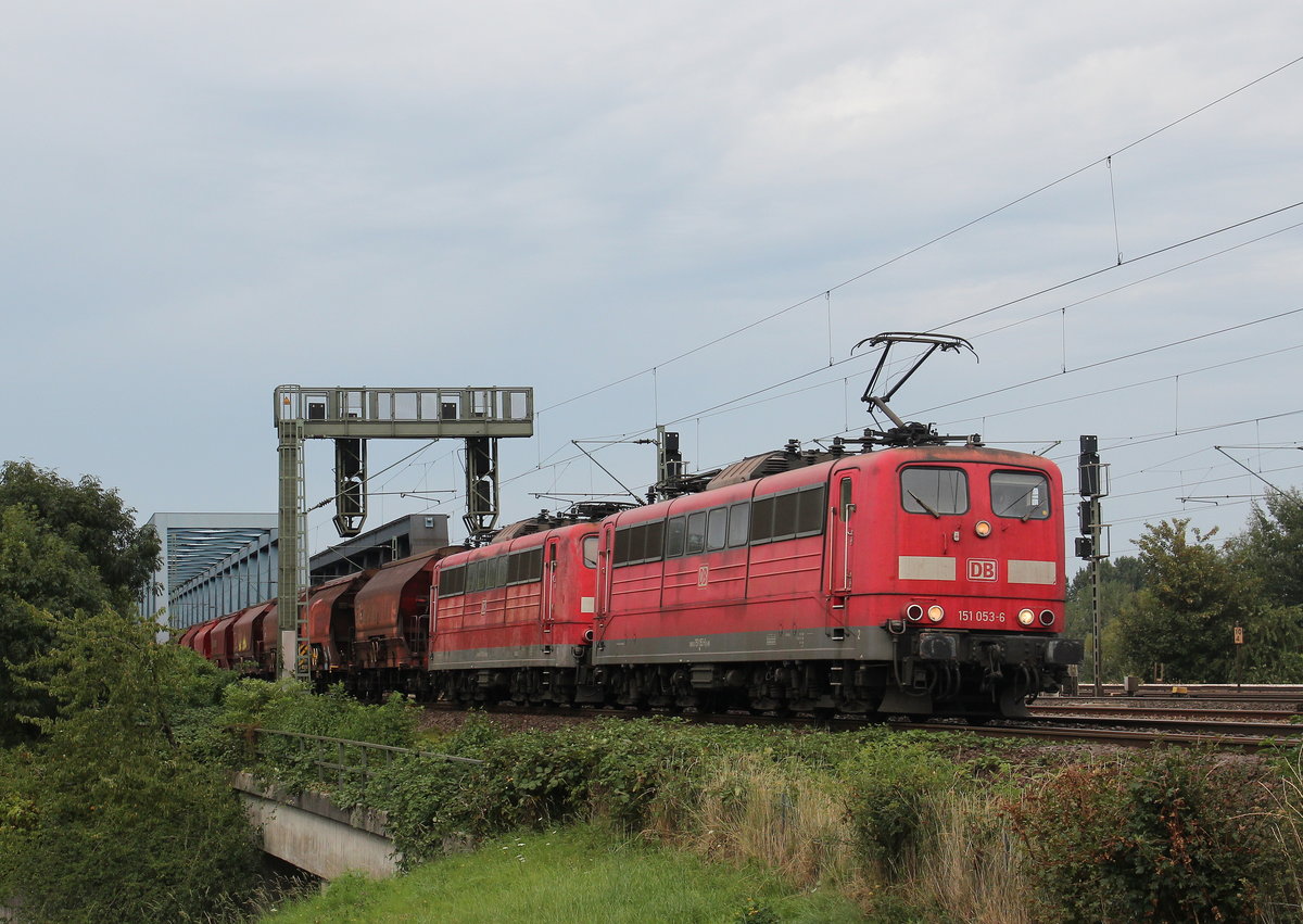 151 053 und 151 168 �berfahren am 2. September 2016 mit einem Ganzzug die  S�derelbbr�cken  in Hamburg-Wilhelmsburg.