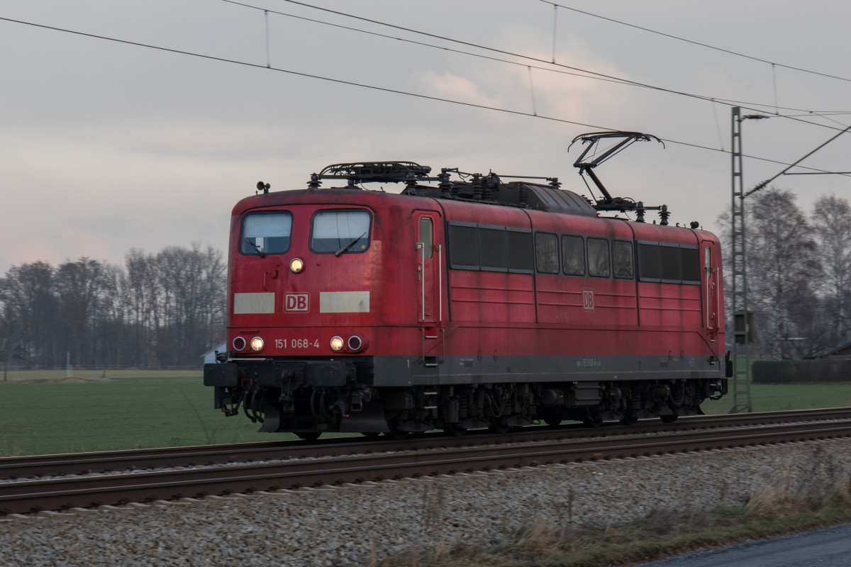 151 068-4 war am 27. November 2015 aus Freilassing kommend bei �bersee am Chiemsee unterwegs.