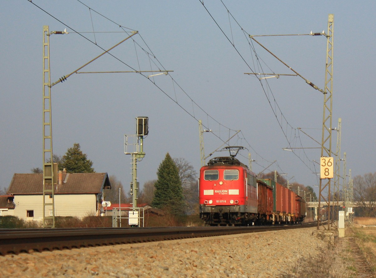 151 071-8 unterwegs von Freilassing nach Rosenheim am 14. M�rz 2014, hier bei �bersee am Chiemsee.