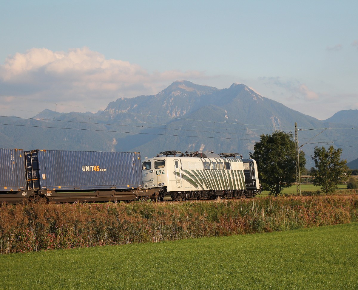 151 074-2 lief am Zugende des Containerzuges am 9. September 2015 mit.