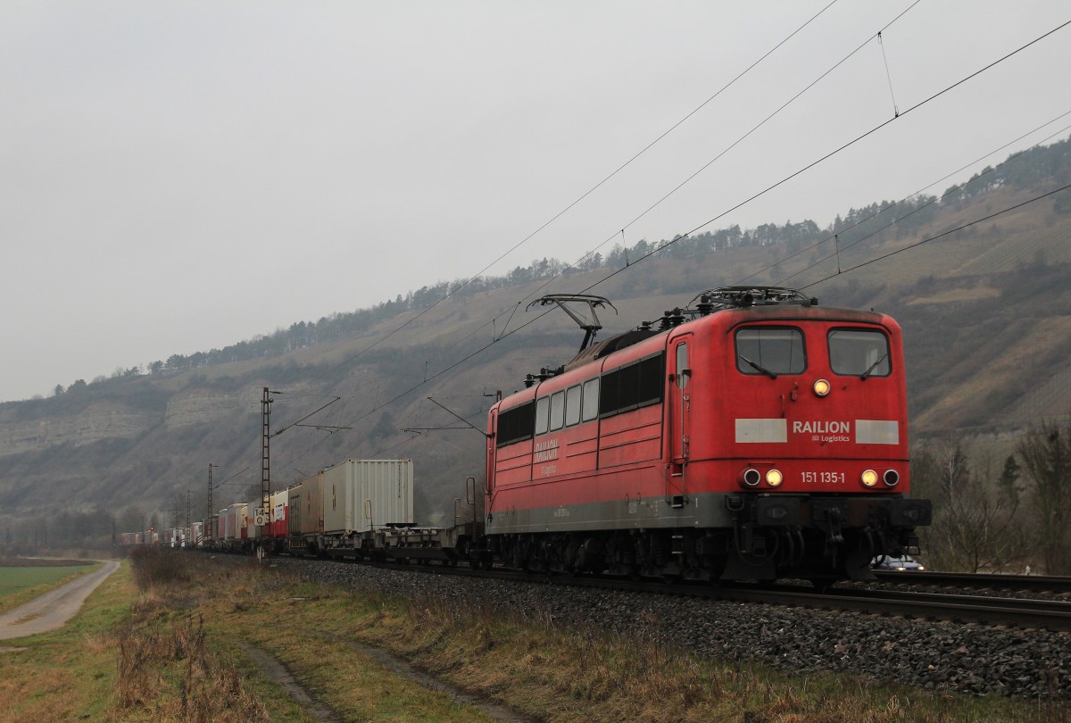 151 135-1 war am 20. Februar 2014 mit einem Containerzug bei Th�ngersheim in Richtung W�rzburg unterwegs.