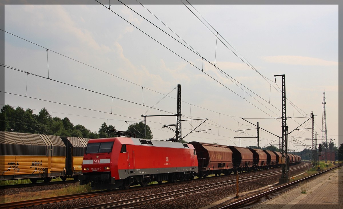 152 022 in Hangenow Land wo sie an die Seite musste um 1 anderen Zug vorbei zu lassen in Richtung Ludwigslust am 04.07.2015