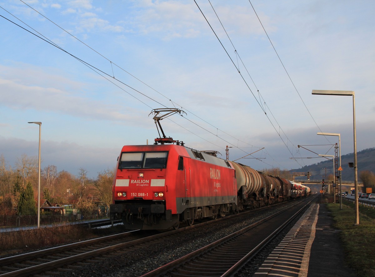 152 088-1 durchf�hrt am 21. Februar 2014 mit einem gemischten G�terzug soeben den Bahnhof von Th�ngersheim.