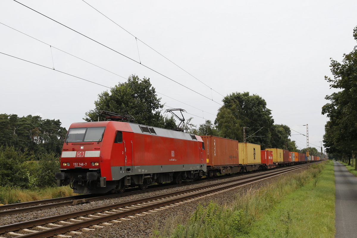 152 146-7 mit einem Containerzug am 17. August 2017 bei D�rverden.