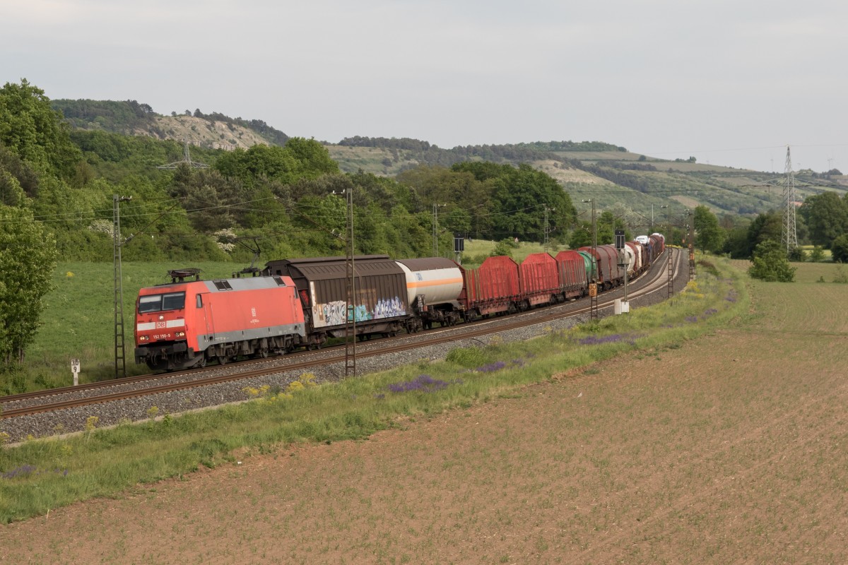 152 150-9 zieht am 14. Mai 2015 einen gemischten G�terzug bei Harrbach durch das Maintal.