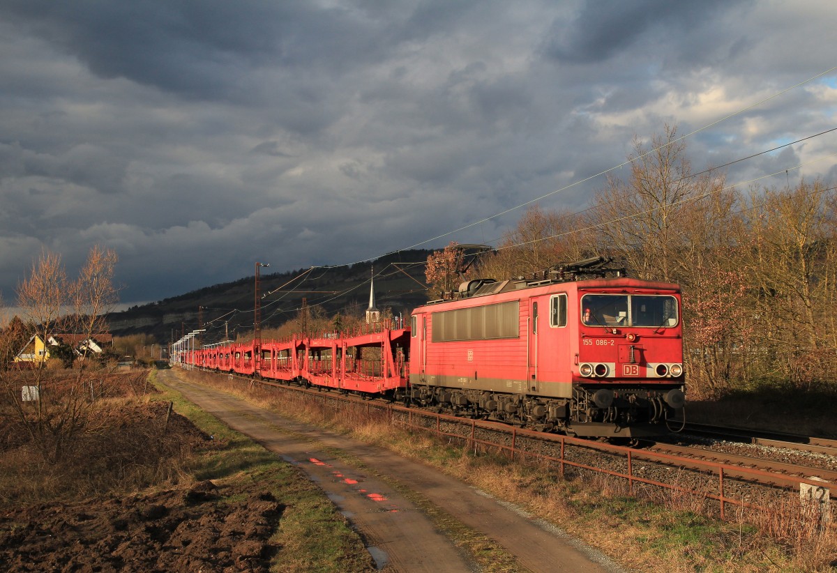 155 086-2 mit einem leeren Autozug bei Th�ngersheim im Maintal am 19. Februar 2014.