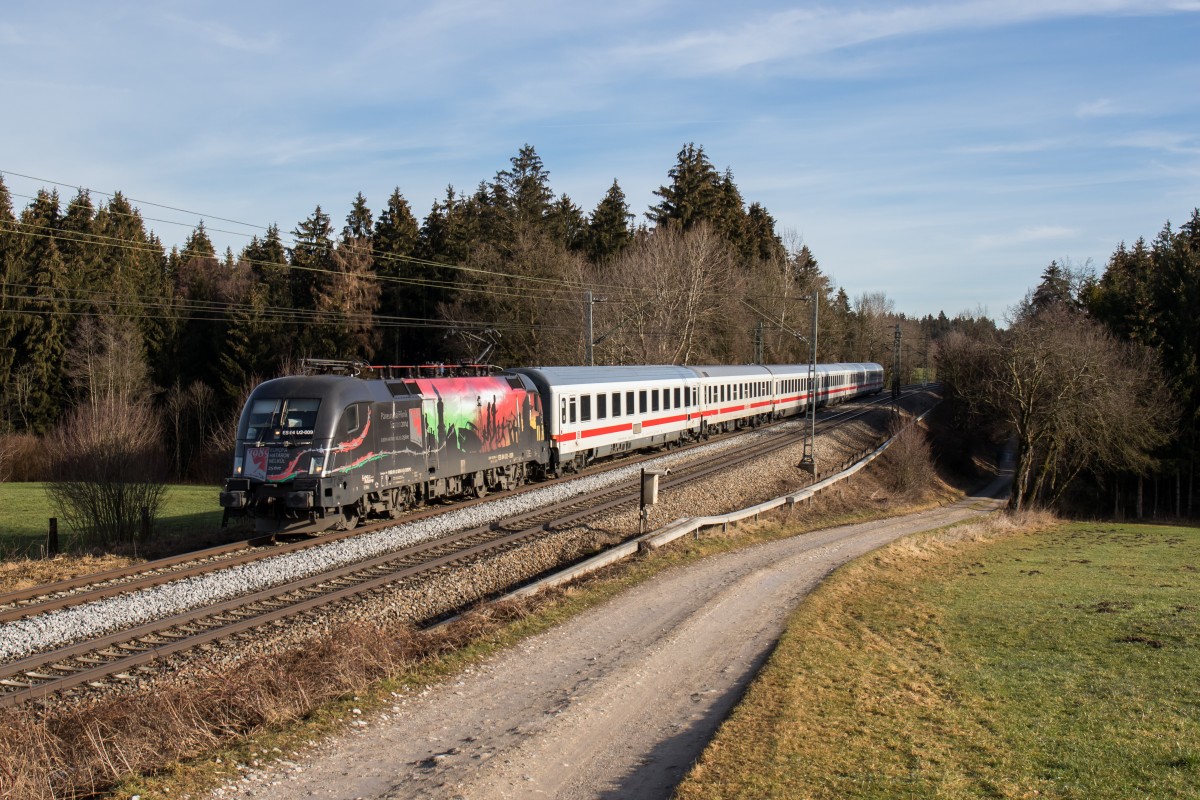 182 509-0  Europa ohne Grenzen  mit dem  IC K�nigssee  aus Freilassing kommend am 6. Februar 2016 bei Sossau.