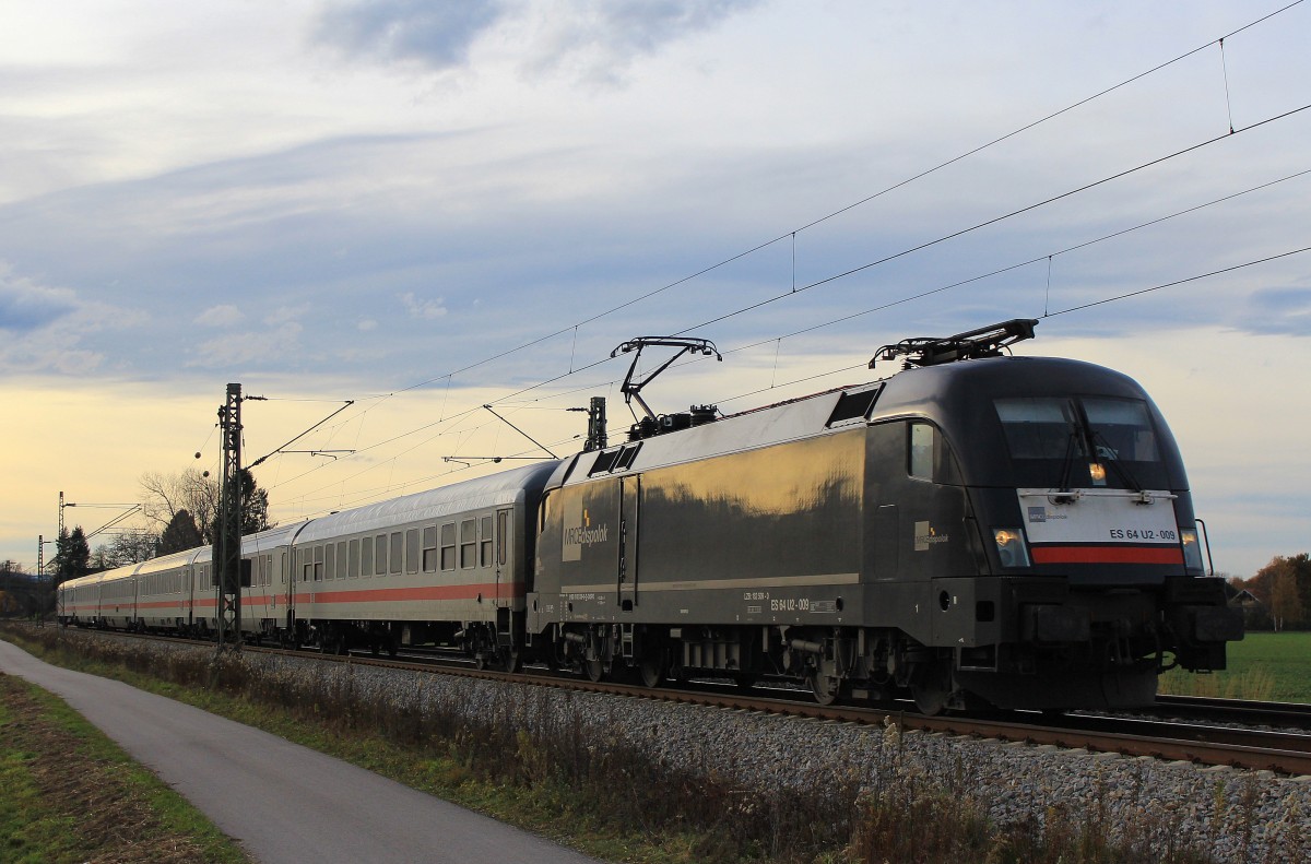 182 509-0 ist mit dem  IC K�nigssee  auf dem Weg nach Freilassing. Aufgenommen am 20. November 2012 bei �bersee.
