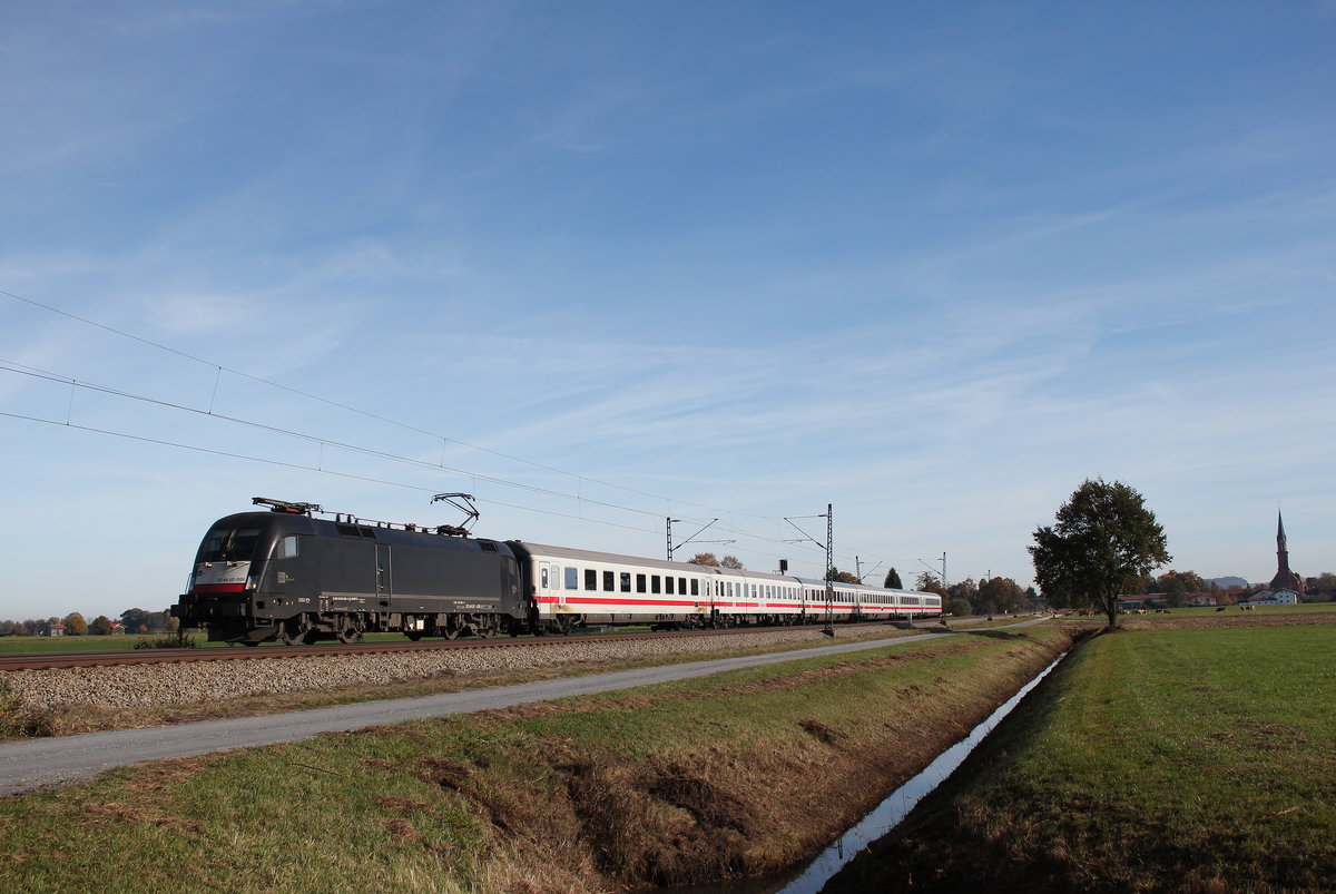 182 526 mit dem IC  K�nigssee  auf dem Weg von Freilassing nach Hamburg. Aufgenommen am 1. November 2016 bei �bersee am Chiemsee.