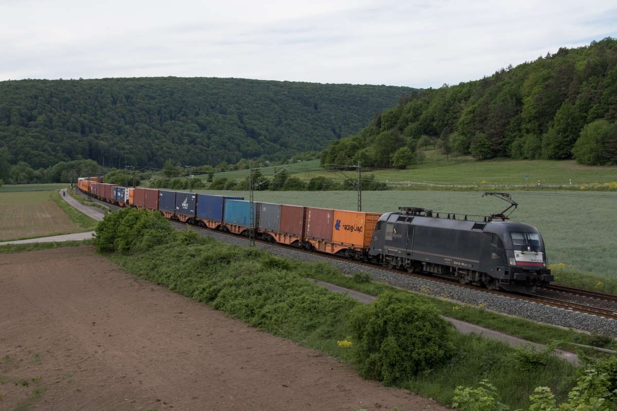 182 533-0 ist mit einem Containerzug am 14. Mai 2015 bei Harrbach am Main in Richtung W�rzburg unterwegs.