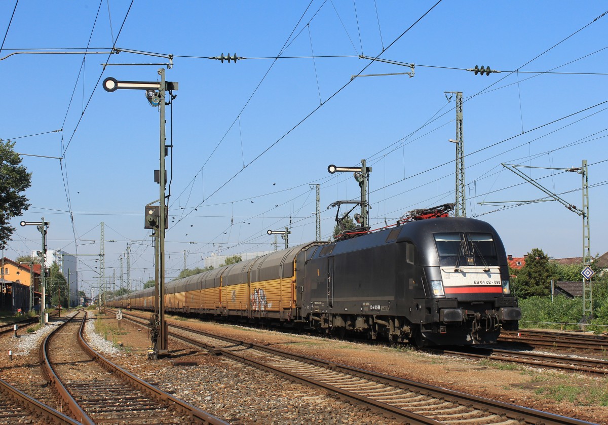 182 598 f�hrt mit einem Autozug am 22. August 2013 aus dem Bahnhof von Dingolfing aus.