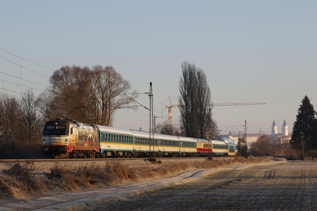183 001 war am 30. Dezember 2016 bei Freising auf dem Weg nach M�nchen.