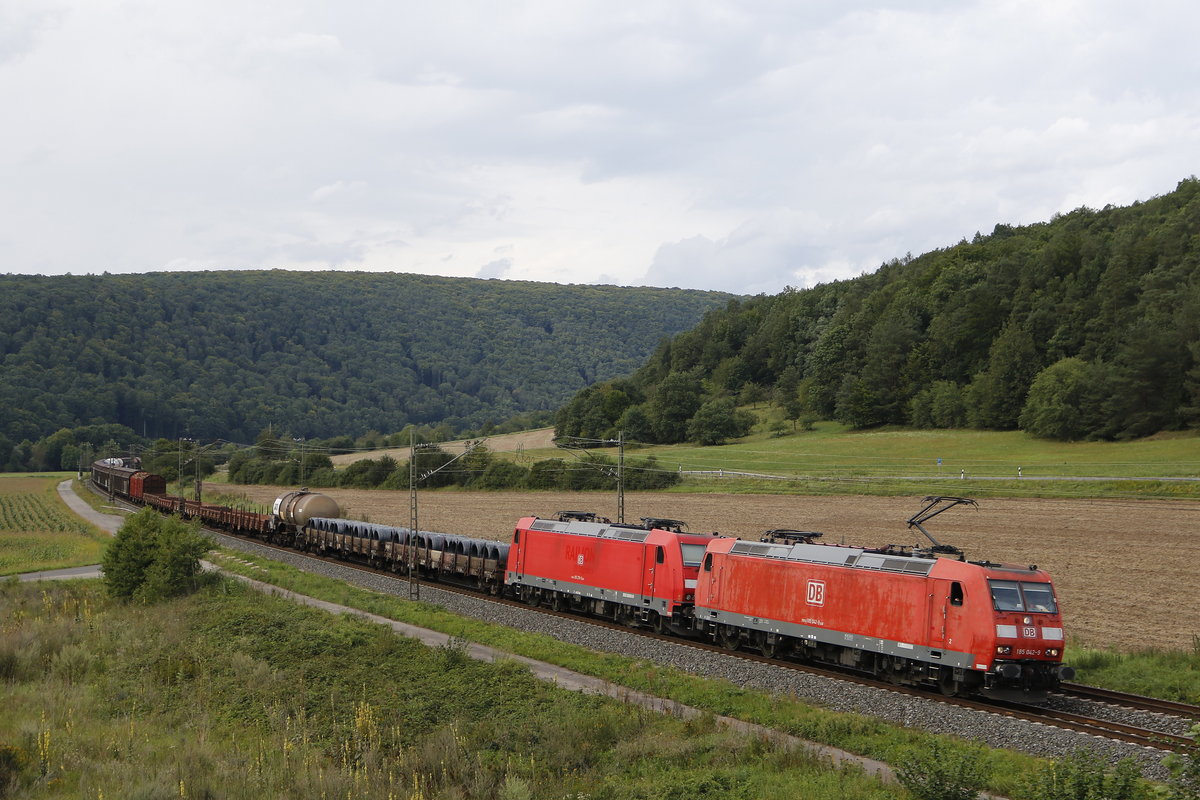 185 042-9 und 185 278-9 mit einem gemischten G�terzug am 18. August 2017 bei Harrbach.