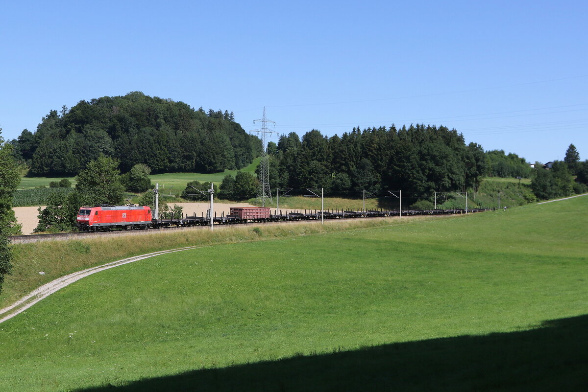 185 051 mit einem Stahlzug aus Freilassing kommend am 19. Juli 2025 bei Vachendorf im Chiemgau.