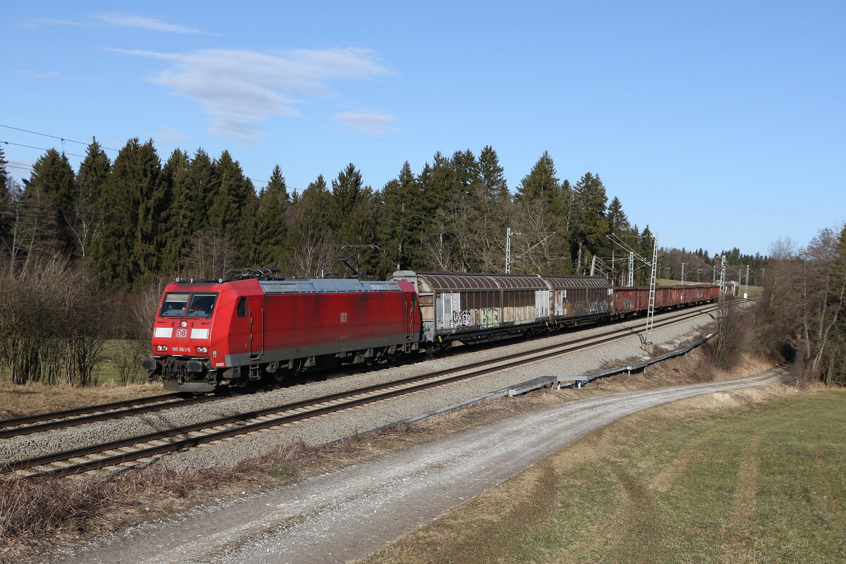 185 063 mit einem  Mischer  aus Salzburg kommend am 14. Februar 2022 bei Grabenst�tt.