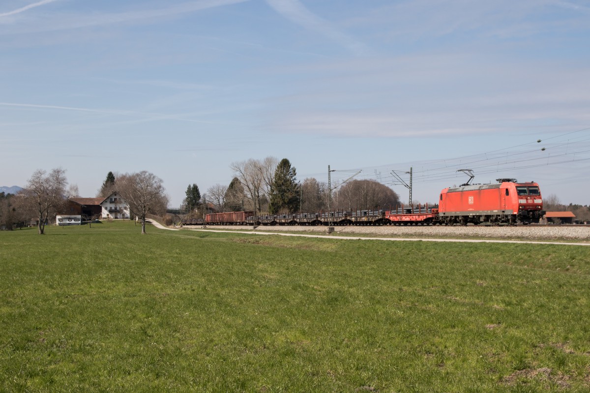 185 064-3 mit einem Stahlzug am 8. April 2015 bei �bersee.