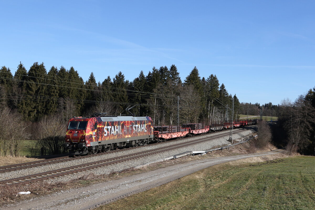 185 077  Stahl auf Stahl  mit einem Stahlzug aus Freilassing kommend am 10. Februar 2022 bei Grabenst�tt.