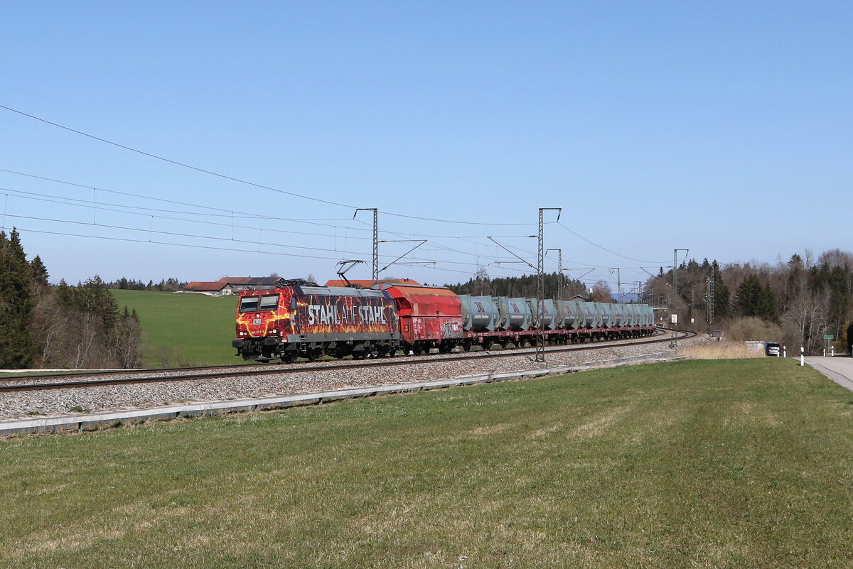 185 077  Stahl auf Stahl  mit einem M�llzug aus Freilassing kommend am 4. April 2025 bei Fuchsreut.
