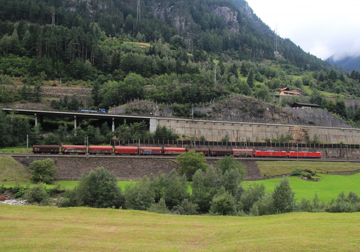 185 114-6 und 185 123-7 waren mit einem G�terzug am 10. August 2014 bei Wassen auf der Gotthard-Strecke talw�rts unterwegs.