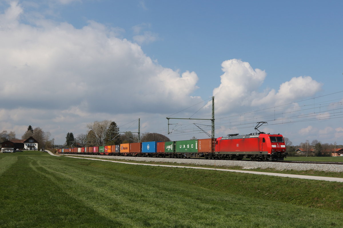 185 177 war am 16. April 2021 mit einem Containerzug bei �bersee in Richtung Salzburg unterwegs.