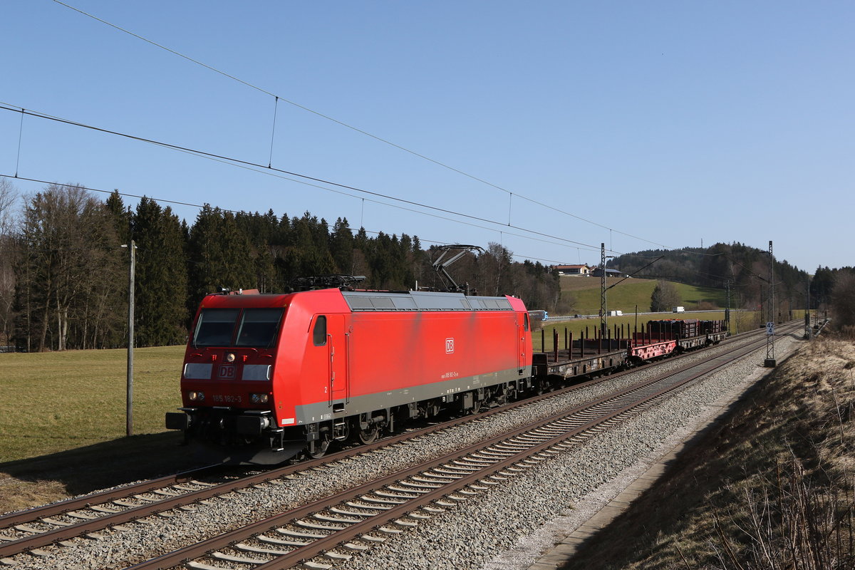185 182 mit einem kurzen Stahlzug aus Freilassing kommend am 25. Februar 2021 bei Grabenst�tt im Chiemgau.