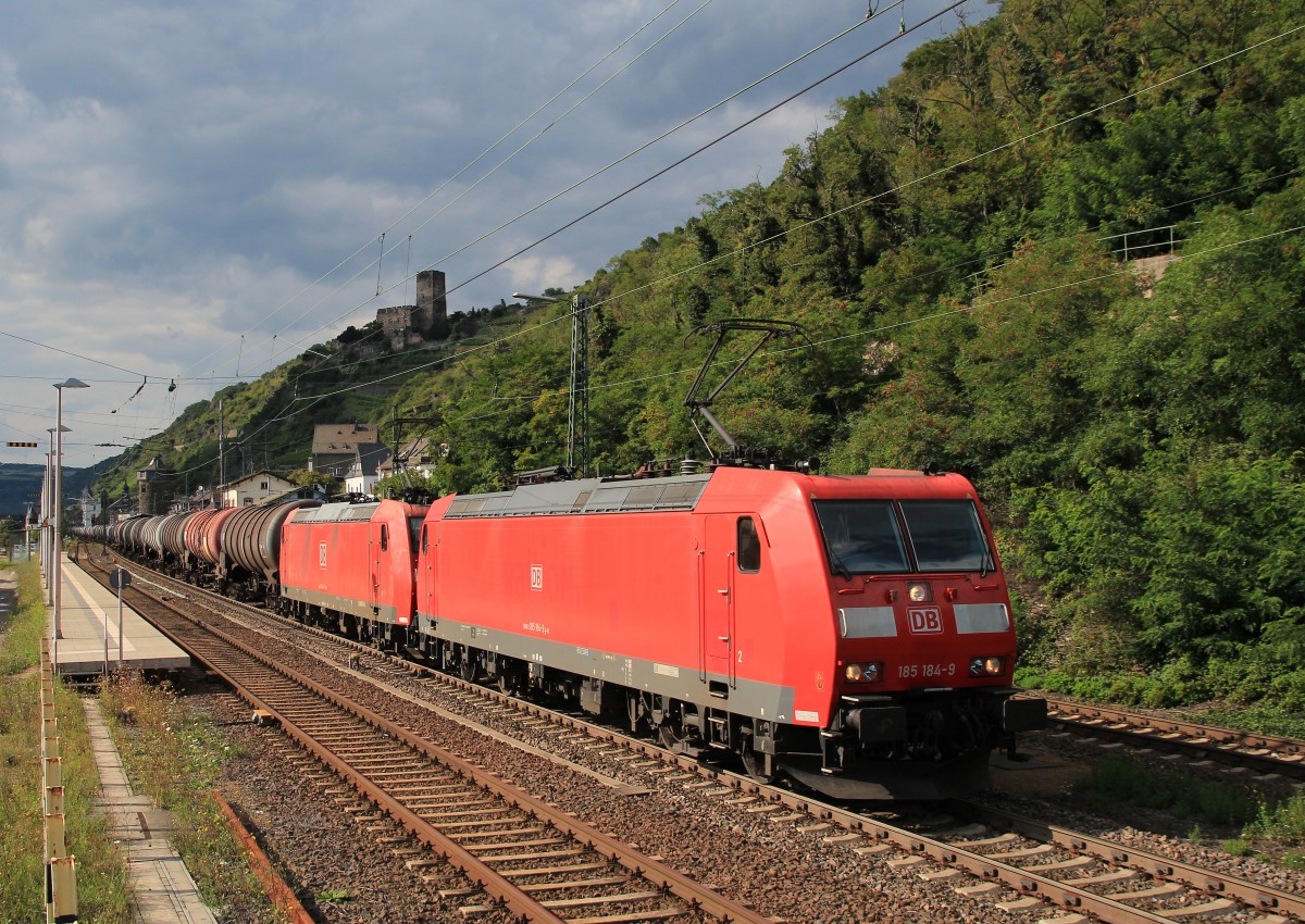 185 184-9 und 185 xxx mit einem Kesselzug am 21. August 2014 bei Kaub am Rhein.