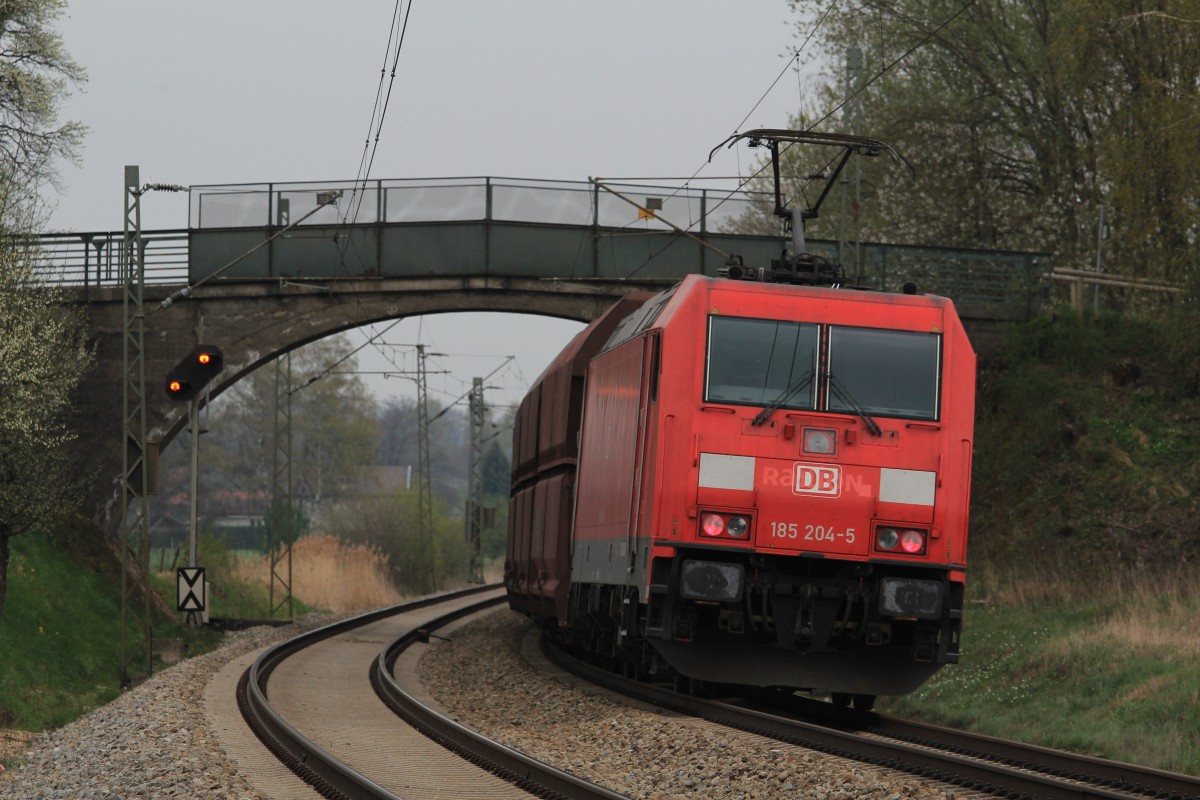 185 204-5 schiebend an einem G�terzug am 5. April 2014 bei �bersee.