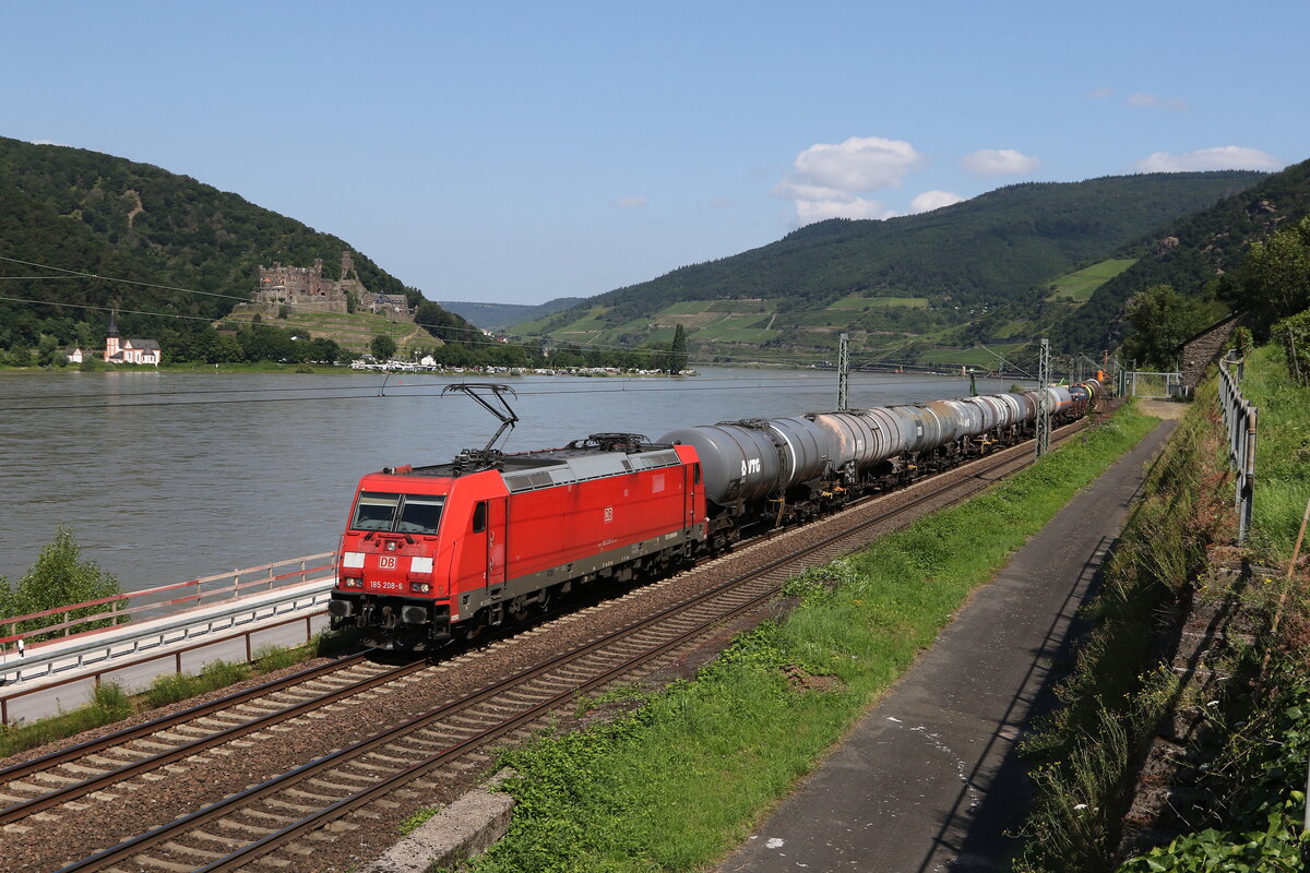 185 208 mit einem gemischten G�terzug am 21. Juli 2021 bei Assmannshausen im Rheintal.