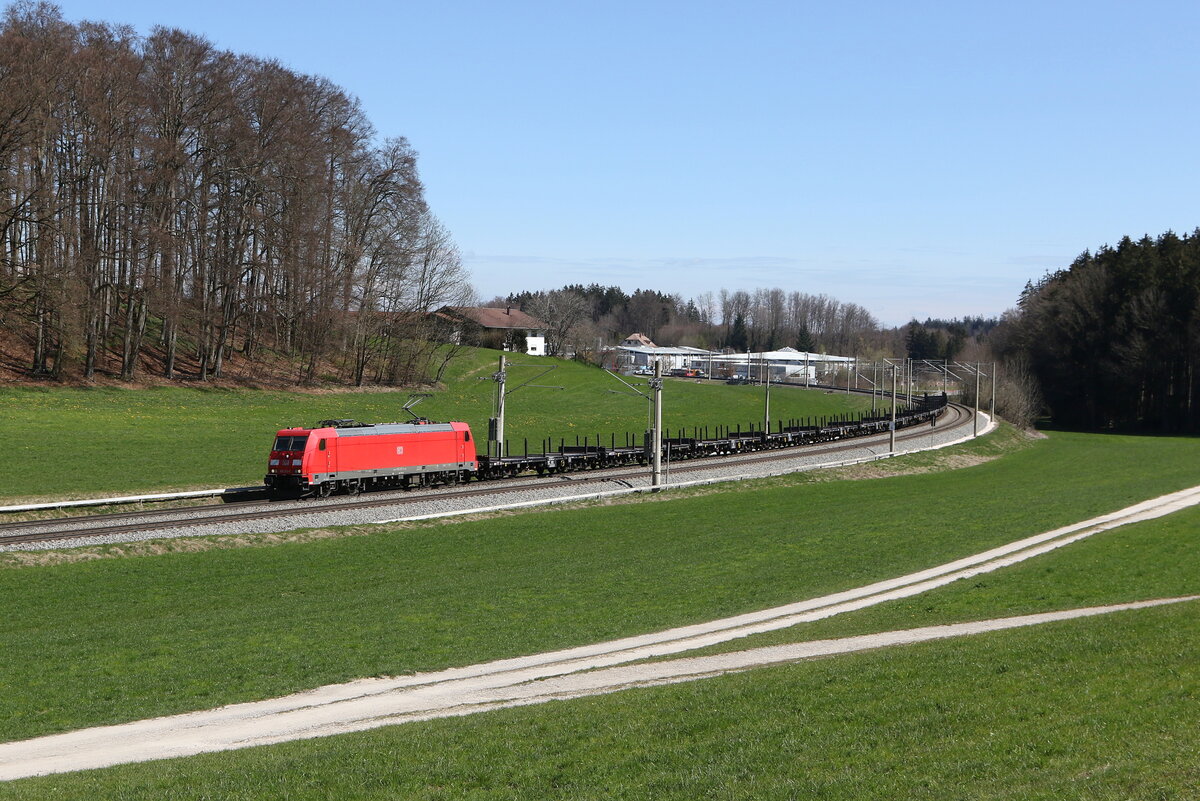 185 212 mit einem Stahlzug aus Freilassing kommend am 8. April 2025 bei Axdorf im Chiemgau.