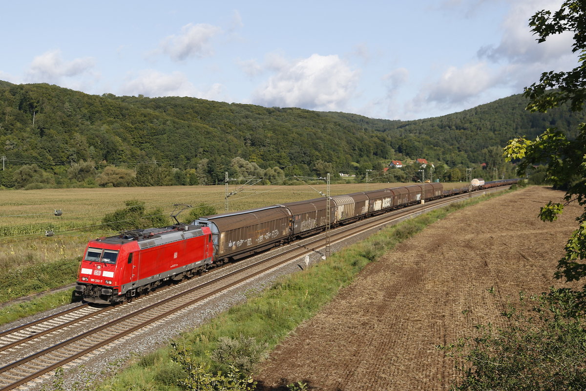 185 222-7 mit einem gemischten G�terzug am 19. August 2017 bei Harrbach.