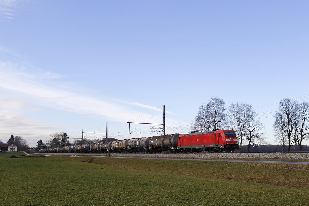 185 222 mit einem Kesselwagenzug am 28. Dezember 2018 bei �bersee am Chiemsee.