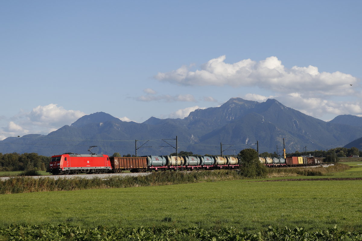 185 257 kam am 25. September 2018 mit einem gemischten G�terzug aus Freilassing. Aufgenommen bei Bernau am Chiemsee.