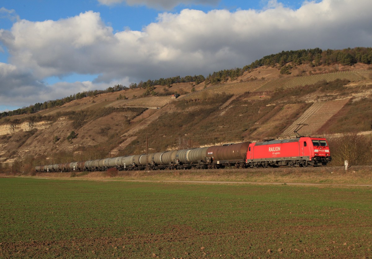 185 270-6 war am 20. Februar 2014 mit einem Kesselwagenzug bei Th�ngersheim unterwegs.