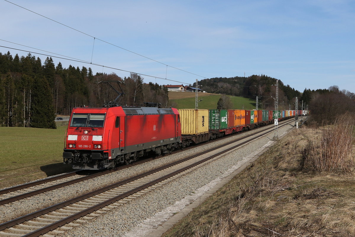 185 286 mit einem Containerzug aus Salzburg kommend am 13. M�rz 2021 bei Grabenst�tt im Chiemgau.