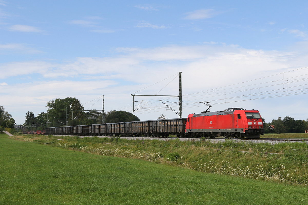 185 301 war am 9. Juli 2020 mit dem  Aicher-Stahlzug  bei �bersee in Richtung Freilassing unterwegs.